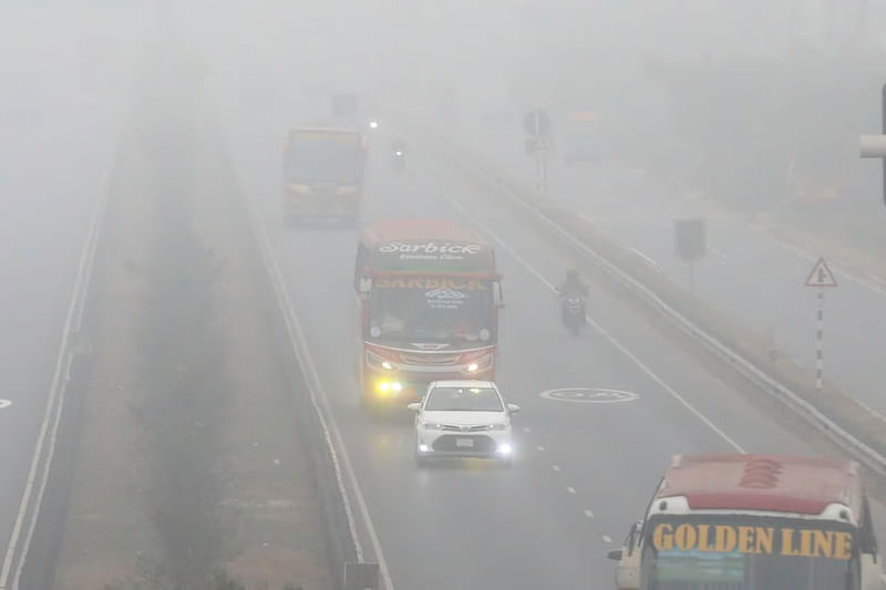 Photo shows vehicles moving on Dhaka-Mawa highway in Abdullahpur of Dhaka amid dense fog on 3 January 2024