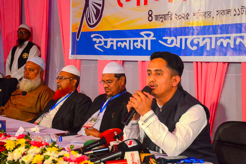 Sarjis Alam addresses a roundtable meeting by Islami Andolan Bangladesh in Chattogram on 4 January