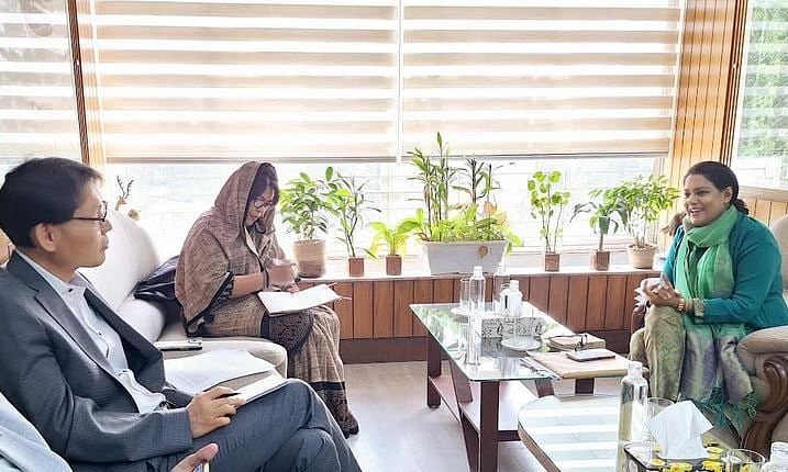 ADB Country Director Hoe Yun Jeong meets Environment, Forest and Climate Change Adviser Syeda Rizwana Hasan at the Forest Department, Dhaka on 5 January 2025