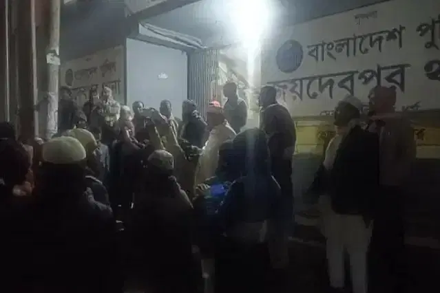 Jamaat-e-Islami men turn up at the police station in Joydebpur, Gazipur, to get an Awami League leader released