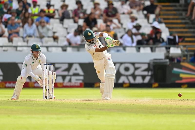 South Africa's wicketkeeper Kyle Verreynne (L) looks on as Pakistan's Babar Azam (R) plays a shot during the third day of the second international Test cricket match between South Africa and Pakistan at Newlands stadium in Cape Town on January 5, 2025