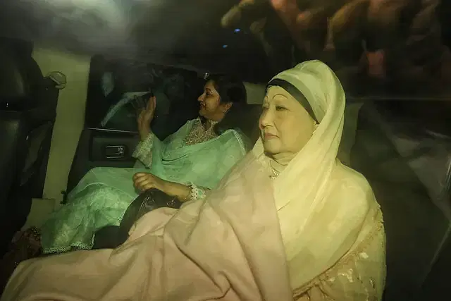 BNP chairperson Khaleda Zia left her residence in Gulshan at around 8:15PM for the Hazrat Shahjalal International Airport.