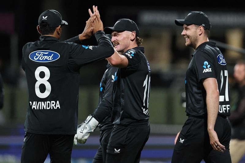 New Zealand’s Nathan Smith (C) celebrates his catch to dismiss Sri Lanka’s Eshan Malinga during the second one-day international cricket match between New Zealand and Sri Lanka at Seddon Park in Hamilton on January 8, 2025