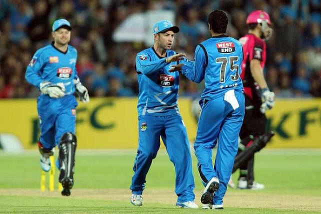 Shakib Al Hasan congratulated by Hughes after getting a wicket in Australia's Big Bash League