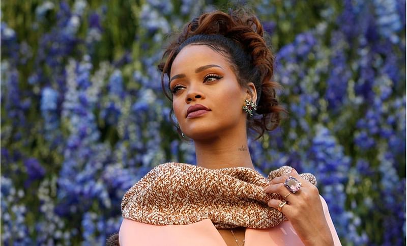 Singer Rihanna poses before attending the Spring/Summer 2016 women`s ready-to-wear collection show for Dior fashion house during the Fashion Week in Paris, France, October 2, 2015. Photo: Reuters