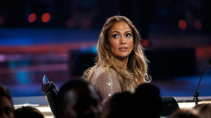 Show judge Jennifer Lopez looks back from her seat during the American Idol Grand Finale in Hollywood, California April 7, 2016.