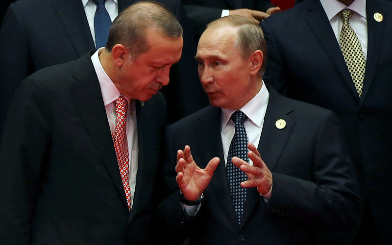 Russian President Vladimir Putin (R) talks with Turkey`s President Erdogan as they pose for a group picture during the G20 Summit in Hangzhou, Zhejiang province, China on 4 September 2016