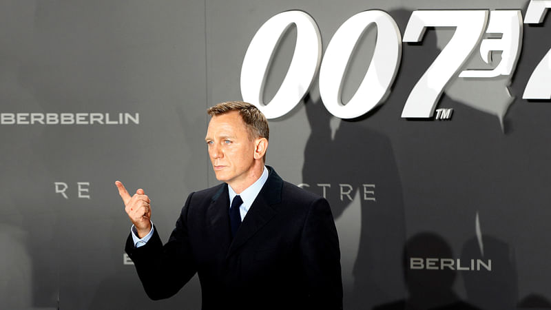 Actor Daniel Craig poses for photographers on the red carpet at the German premiere of the new James Bond 007 film `Spectre` in Berlin.