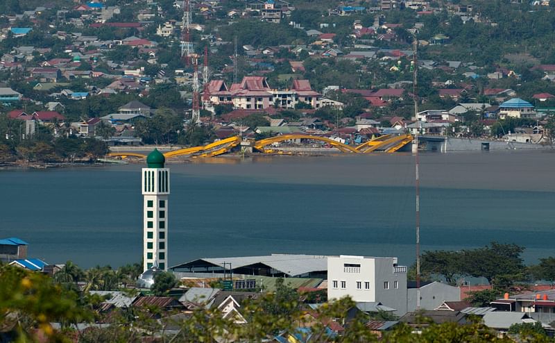 The Ponulele Bridge (C), which collapsed during the 28 September earthquake and tsunami, is pictured in Palu in Central Sulawesi, on 1 October 2018.