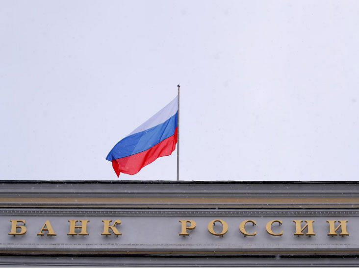 A Russian flag flies over Russian Central Bank headquarters in Moscow, Russia on 3 December 201