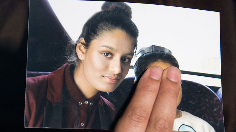 Renu Begum, sister of teenage British girl Shamima Begum, holds a photo of her sister as she makes an appeal for her to return home at Scotland Yard, in London, Britain on 22 February 2015. Photo: Reuters