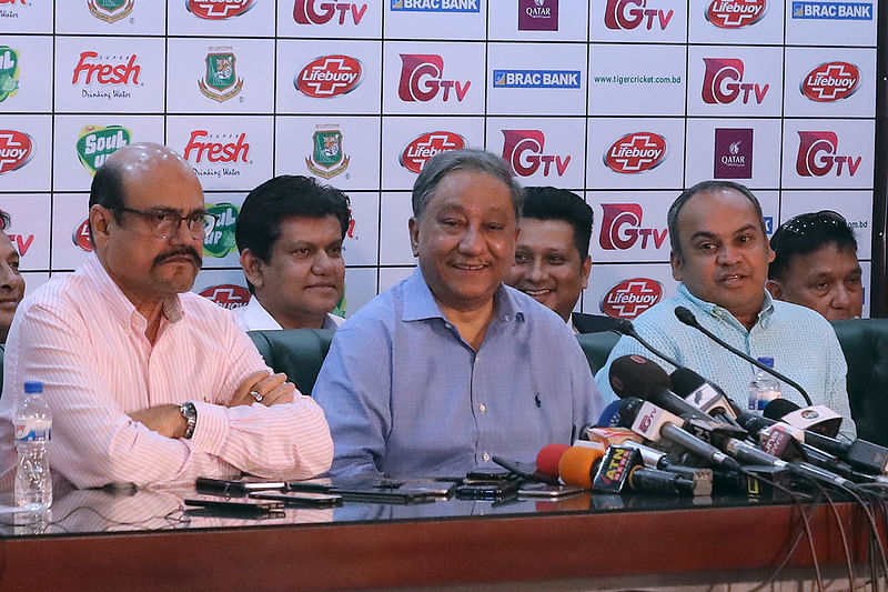 BCB president Nazmul Hassan (C) addresses a media briefing