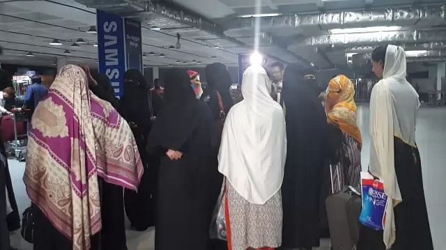 Female Bangladeshi migrants at Dhaka airport.