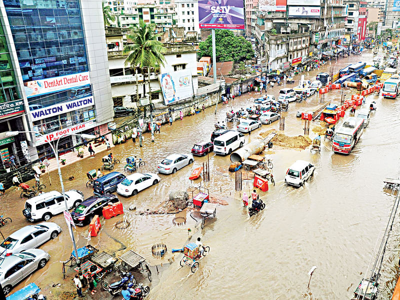 রাজধানীর রাস্তায় জলাবদ্ধতা