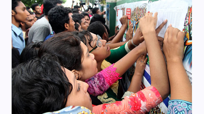 এইচএসসিতে নিজেদের ফলাফল দেখছেন শিক্ষার্থীরা। বগুড়ার সরকারি আজিজুল হক কলেজ