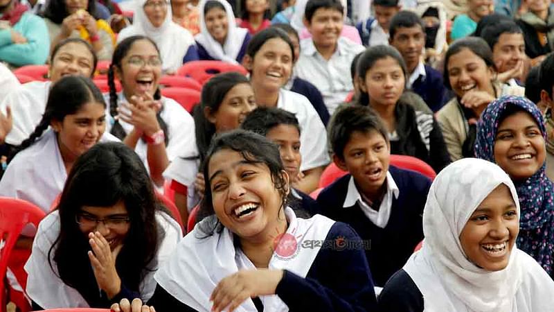 খুলনার সরকারি করোনেশন মাধ্যমিক বালিকা বিদ্যালয়ের শিক্ষার্থী। ছবি: এহসান-উদ-দৌলা