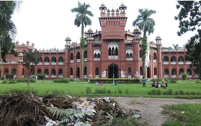 গাছপালাসহ নিরিবিলি পরিবেশ থাকায় ঢাকা বিশ্ববিদ্যালয়ের কার্জন হল এলাকায় অনেকেই ঘুরতে যান। সেখানে ঘুরতে গিয়ে শুক্রবার বিশ্ববিদ্যালয়ের এক ছাত্রী ও তাঁর সহপাঠী ছেলে বন্ধু মারধরের শিকার হয়েছেন