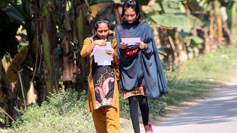 প্রবেশপত্র নিয়ে বাড়ি ফিরছে দুই শিক্ষার্থী