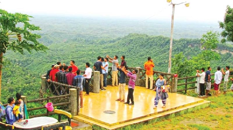 বান্দরবান শহরের খুব কাছে পাহাড়ের চূড়ায় অবস্থিত পর্যটনকেন্দ্র নীলাচলে গেলে দেখা যাবে মেঘ–পাহাড়ের মিতালির দৃশ্য