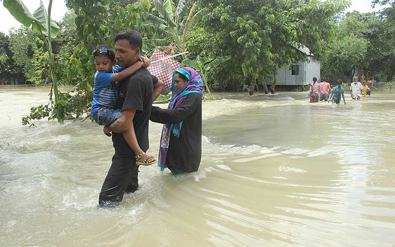 জামালপুর জেলার বন্যা পরিস্থিতিতে দুর্ভোগে রয়েছে বন্যাপীড়িত মানুষ