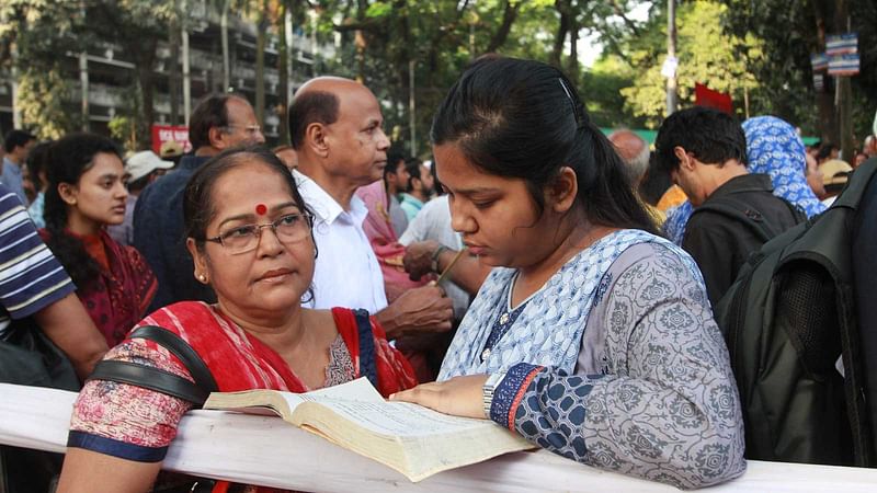 বাংলাদেশ প্রকৌশল বিশ্ববিদ্যালয়ে (বুয়েট) ভর্তি পরীক্ষা শুরুর আগে অভিভাবকের সঙ্গে এক পরীক্ষার্থী