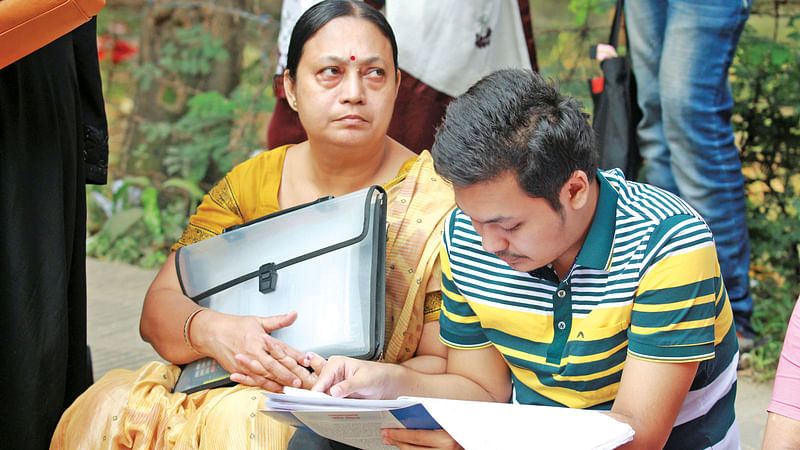 বুয়েটে ভর্তি পরীক্ষায় অংশ নিতে পরীক্ষাকেন্দ্রে অভিভাবক ও শিক্ষার্থী