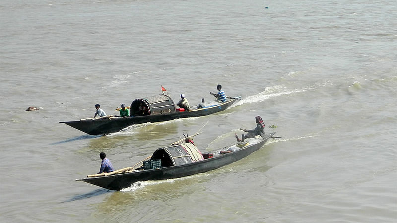 পদ্মা নদীতে জেলেদের মাছ শিকার