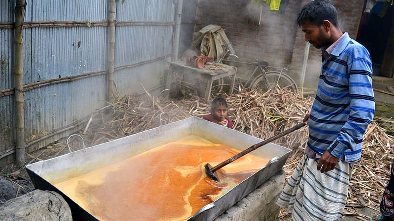 খেজুরের রস জ্বাল দিয়ে গুড় তৈরি হচ্ছে