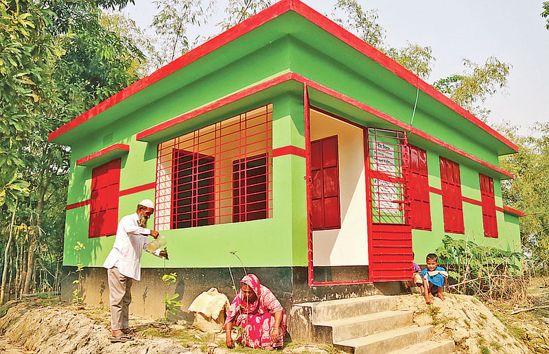 সরকারের পক্ষ থেকে মুক্তিযোদ্ধা সোনা মিয়াকে এই বাড়ি উপহার দেওয়া হয়েছে। বীর নিবাস নামের এ বাড়ির সামনে গাছের পরিচর্যা করছেন তিনি। গত বৃহস্পতিবার সিলেটের দক্ষিণ সুরমা উপজেলার মাহমুদাবাদ গ্রামে