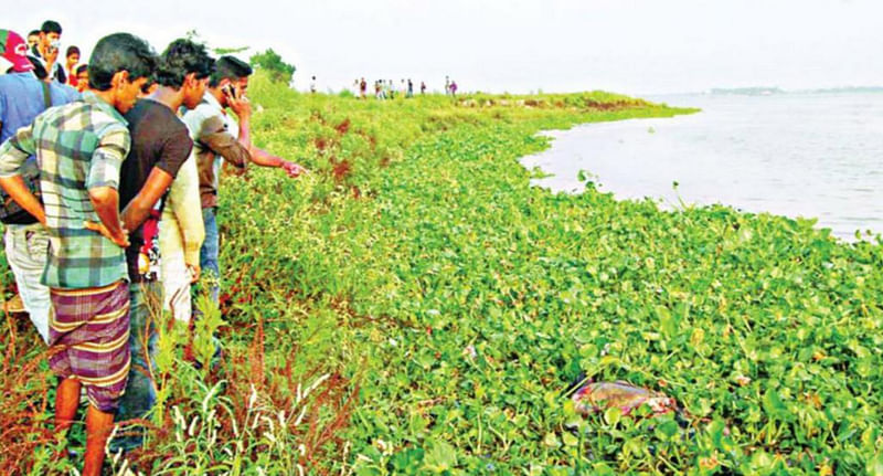 শীতলক্ষ্যায় ভাসছে বস্তাবন্দী লাশ।