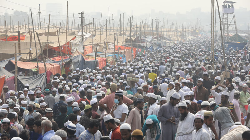 ইজতেমা ময়দানের দিকে মুসল্লিদের ঢল