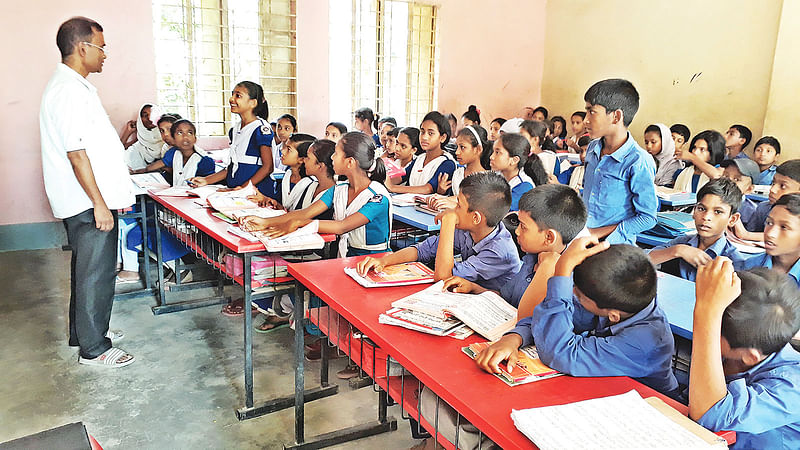 শ্রেণিকক্ষে পাঠদান করছেন এক শিক্ষক