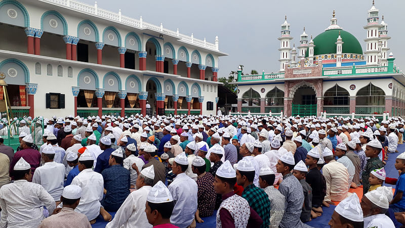 সাতকানিয়ার মির্জাখীল দরবার শরিফের ঈদের জামায়াত