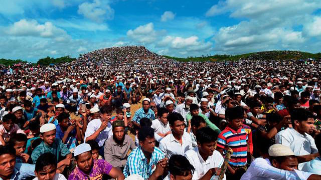 উখিয়ার কুতুপালং মধুরছড়া (ক্যাম্প-৪) আশ্রয়শিবিরের তিনটি পাহাড় ও মাঠে জড়ো হয়ে সমাবেশ করে লাখো রোহিঙ্গা। কক্সবাজার, ২৫ আগস্ট। ছবি: প্রথম আলো