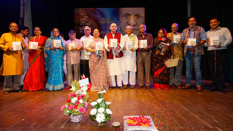 পঞ্চসপ্ততিতে আবুল হায়াত উদ্‌যাপন পর্ষদ আয়োজিত অনুষ্ঠানে ‘সার্থক জনম তোমার হে শিল্পী সুনিপুণ’ শিরোনামে স্মারক গ্রন্থের মোড়ক উন্মোচন করা হয়। ছবি: হাসান রাজা