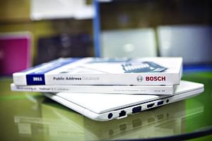 ল্যাপটপের ওপর ভারী কিছু না