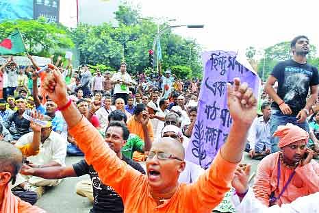 প্রস্তাবিত দেবোত্তর সম্পত্তি ব্যবস্থাপনা আইন ২০১৩ বাতিলের দাবিতে গতকাল রাজধানীর শাহবাগে রাস্তা অবরোধ করে মঠ-মন্দির ও দেবোত্তর সম্পত্তি রক্ষা ও পুনরুদ্ধার জাতীয়