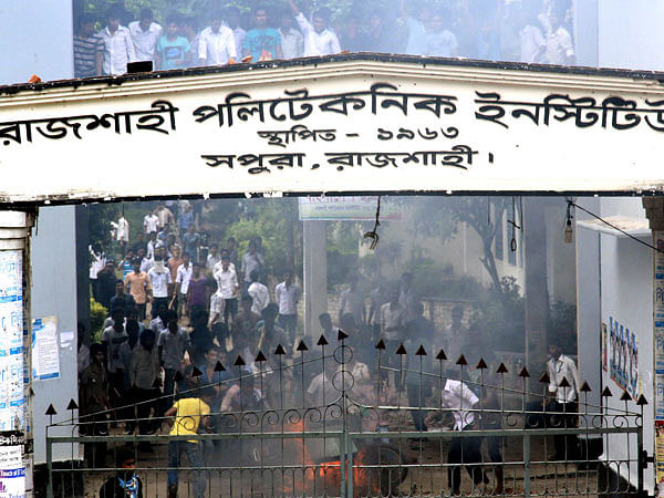 রাজশাহী পলিটেকনিক ইনস্টিটিউটের শিক্ষার্থীরা পুলিশের একটি মোটরসাইকেল ও কলেজের আসবাবে আগুন ধরিয়ে দেন। ছবি: শহীদুল ইসলাম, রাজশাহী