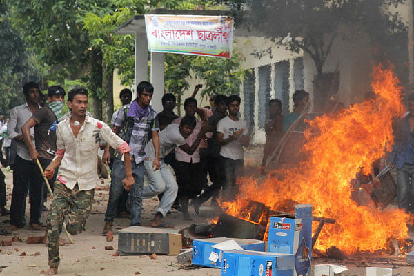 রাজশাহী পলিটেকনিক ইনস্টিটিউটের শিক্ষার্থীরা ক্যাম্পাসে আগুন জ্বালিয়ে বিক্ষোভ করেন। এ সময় তাঁরা পুলিশকে লক্ষ্য করে ইটপাটকেলও নিক্ষেপ করেন ষ প্রথম আলো