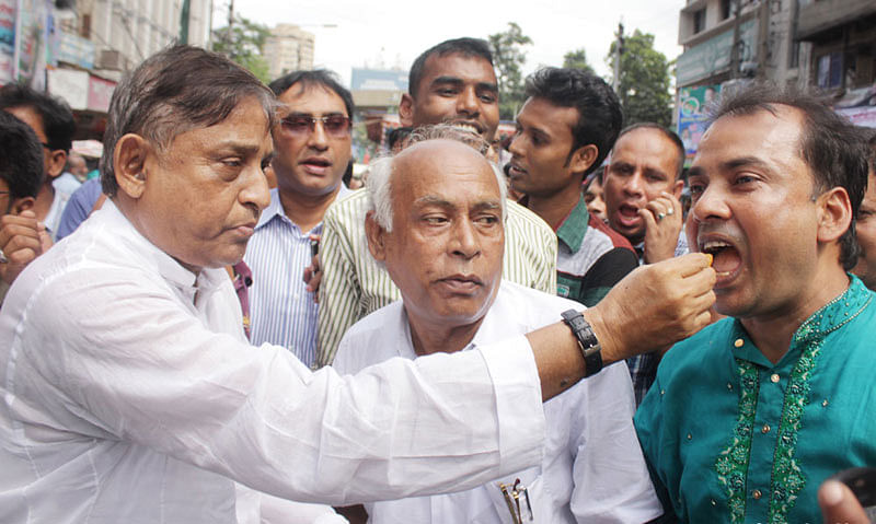 বিএনপি নেতা সালাহউদ্দিন কাদের চৌধুরীর ফাঁসির আদেশের পর বঙ্গবন্ধু অ্যাভিনিউয়ে আওয়ামী লীগের নেতাকর্মীরা একে অন্যকে মিষ্টিমুখ করাচ্ছেন—ছবি: ফোকাস বাংলা