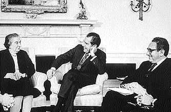 ১৯৬৯: ইসরায়েলি প্রধানমন্ত্রী গোলডা মেইর ও প্রেসিডেন্ট নিক্সন, পাশে কিসিঞ্জার