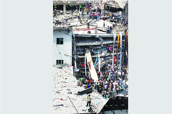 পাউরুটির টুকরার মতো রানা প্লাজার একটি তলা আরেকটির গায়ে লেপ্টে আছে। ছবি: মনিরুল আলম