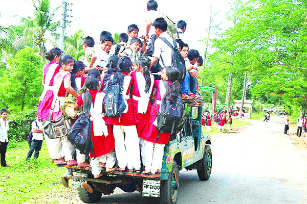 খাগড়াছড়ির দুর্গম এলাকায় শিক্ষার্থীদের এভাবেই স্কুলে আসা-যাওয়া। সময়মতো গাড়ি না পাওয়া গেলে হেঁটে বাড়ি ফিরতেই রাত। এ কারণে কেউ কেউ ঝরে পড়ে, অনেকেই পড়ে না। যুদ্ধ করেই এগিয়ে যাওয়া  ছবি: নীরব চৌধুরী