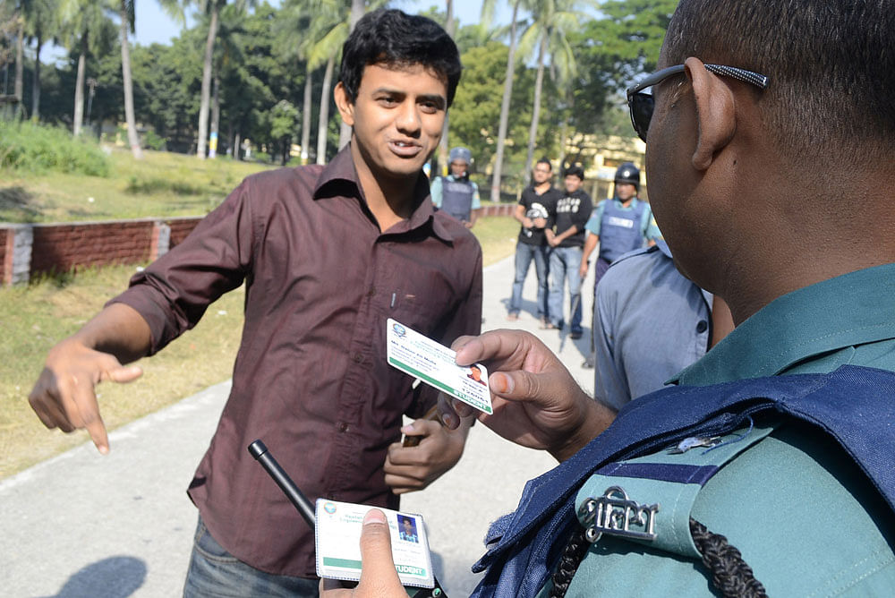 ভাঙচুরের ঘটনার পর বিশ্ববিদ্যালয়ের শিক্ষার্থীদের পরিচয়পত্র তল্লাশি করে পুলিশ। ছবি: শহীদুল ইসলাম