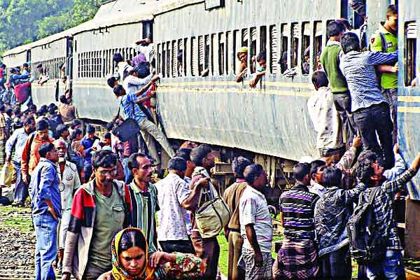 টানা অবরোধে টমেটো সময়মতো আড়তে পাঠাতে পারেননি ব্যবসায়ীরা। বস্তায় পঁচে যাওয়া টমেটো ফেলে দিতে হচ্ছে। ছবিটি রাজশাহীর গোদাগাড়ী থেকে গতকাল তোলা  প্রথম আলো