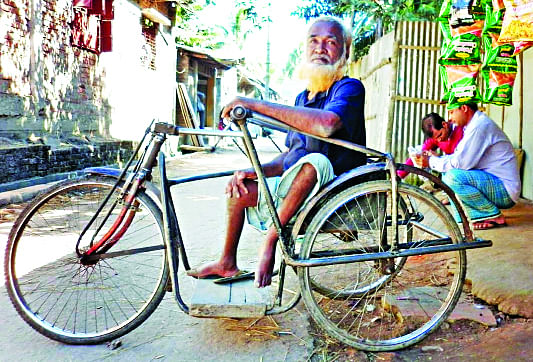 রাঙ্গুনিয়ায় প্রতিবন্ধী আবদুল লতিফ চালান দোকান  প্রথম আলো