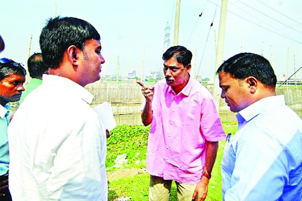 কল্যাণপুর খালের অবৈধ দখল উচ্ছেদ করতে গিয়েছিলেন সরকারের দুজন ম্যাজিস্ট্রেট। তাঁদেরকে শাসাচ্ছেন আওয়ামী লীগের সংসদ সদস্য আসলামুল হক। পরদিন ২০১০ সালের ১ নভেম্বর ছবিটি ছাপা হয় প্রথম আলোতে। এই সংসদ সদস্যের(প্রয়াত) বিরুদ্ধে মুক্তিযোদ্ধা পুনর্বাসন সংস্থার জায়গাসহ অন্তত চারটি জায়গা দখলের অভিযোগ আছে