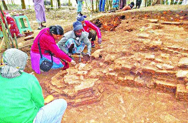 প্রত্নতত্ত্ব বিভাগের কর্মকর্তাদের তত্ত্বাবধানে কালিয়াকৈর উপজেলার ঢোলসমুদ্র এলাকায় প্রত্নতাত্ত্বিক ক্ষেত্রের খননকাজ চলছে। গতকাল দুপুরে তোলা ছবি ।  প্রথম আলো