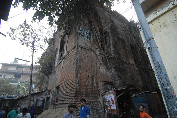 তিব্বত হল ২০০৯: পুরান ঢাকার কুমারটুলীর এই দ্বিতল ভবনই নব্বইয়ের দশকে জগন্নাথ কলেজের (পরে বিশ্ববিদ্যালয়) ছাত্রাবাস হিসেবে ব্যবহূত হতো। ২০০৯ সালে তোলা ছবি