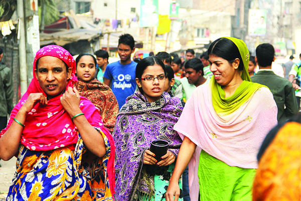 বৈদেশিক মুদ্রা আনেন পোশাকশিল্পের শ্রমিকেরা। তবে বারবার শিকার হন অনিরাপদ কর্মপরিবেশের। ছবি: সাবিনা ইয়াসমিন